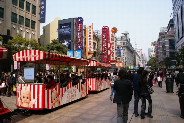 Nanjing Road - the best-known shopping paradise in mainland China