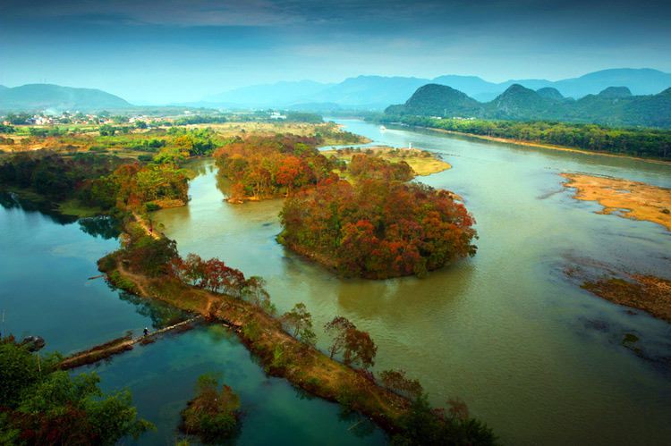 Red autumn leaves along Li River,Guilin