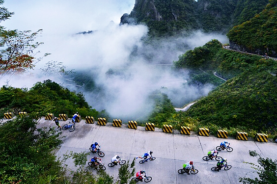 Cycling on the Tianmen Mountain