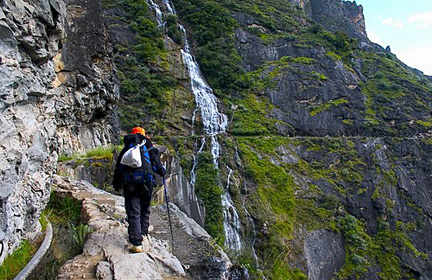 Highway Trekking on Tiger Leaping Gorge