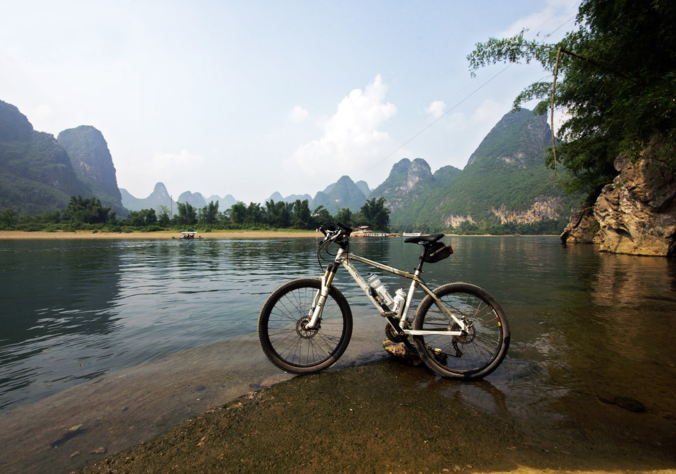 Biking Yangshuo town for a refreshing outdoor life