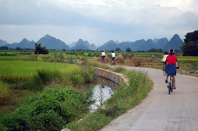 Biking into Huixian Westland Park,Guilin