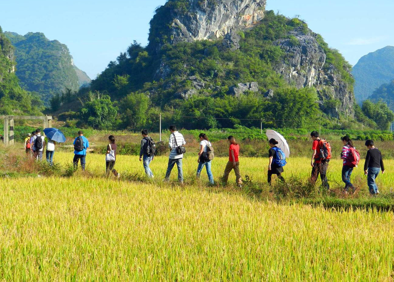 Hiking into Yangshuo countryside for idyllic scenery