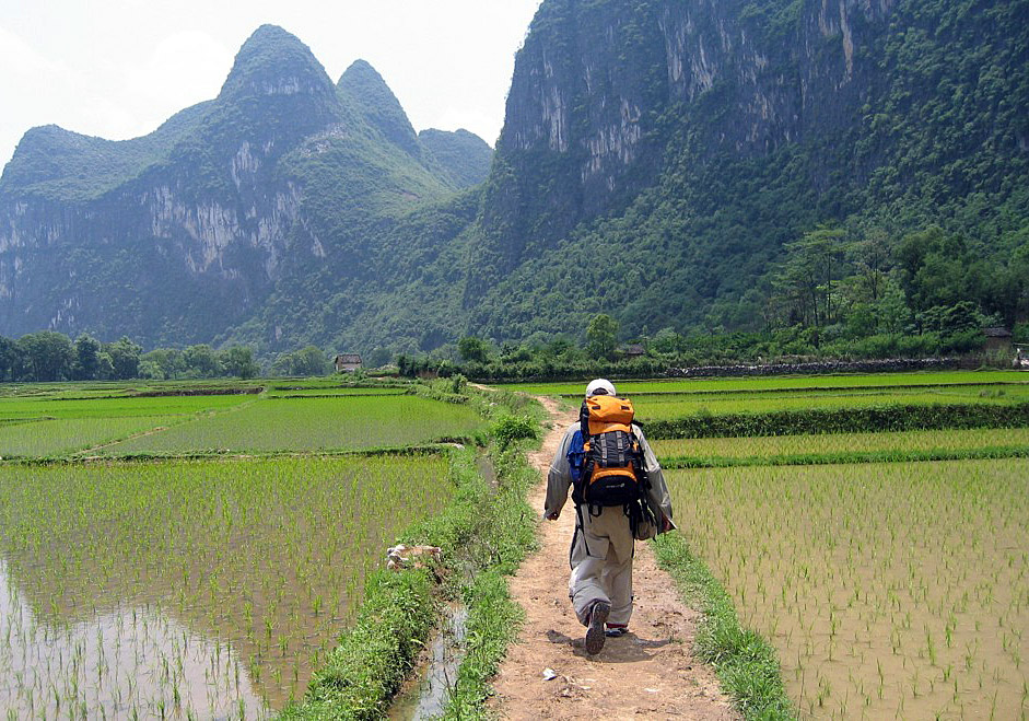 Hike to Yangshuo countryside to enjoy the picturesque scenery