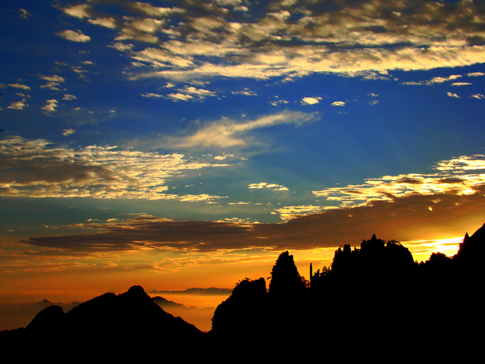 Enjoy the stunning sunset view on Yellow Mountain