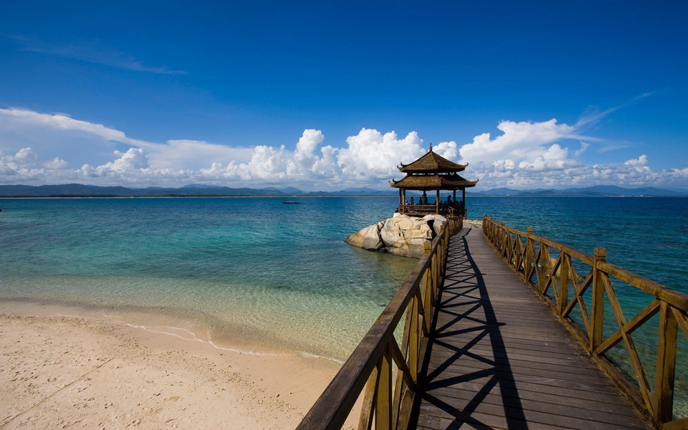 Enjoy the peaceful and relaxed time by the seaside of Sanya