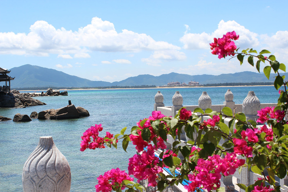 Wuzhizhou Island in Sanya is with natural fresh water and abundant plants