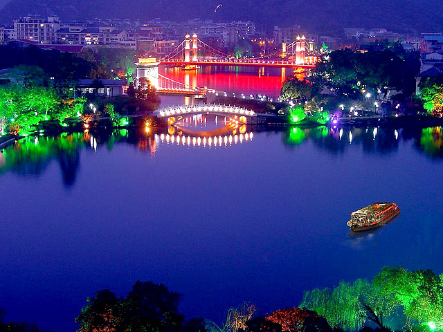 Take a leisure walk along downtown lakes of Guilin