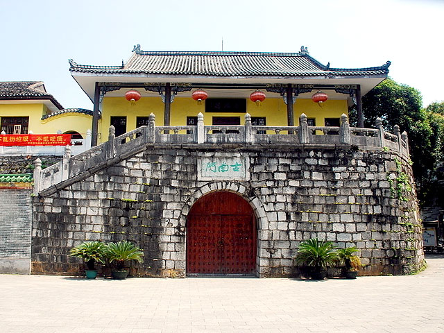 Gulin ancient city gate