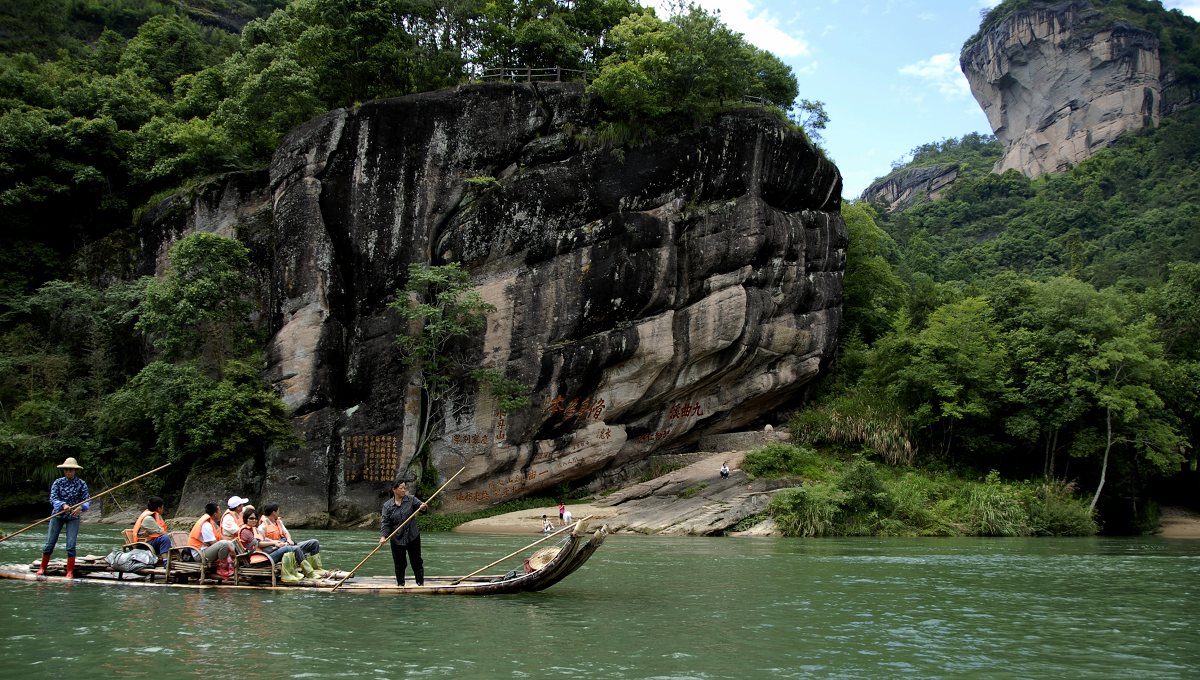 The delightful Wuyishan Nine-bend River bamboo-rafting