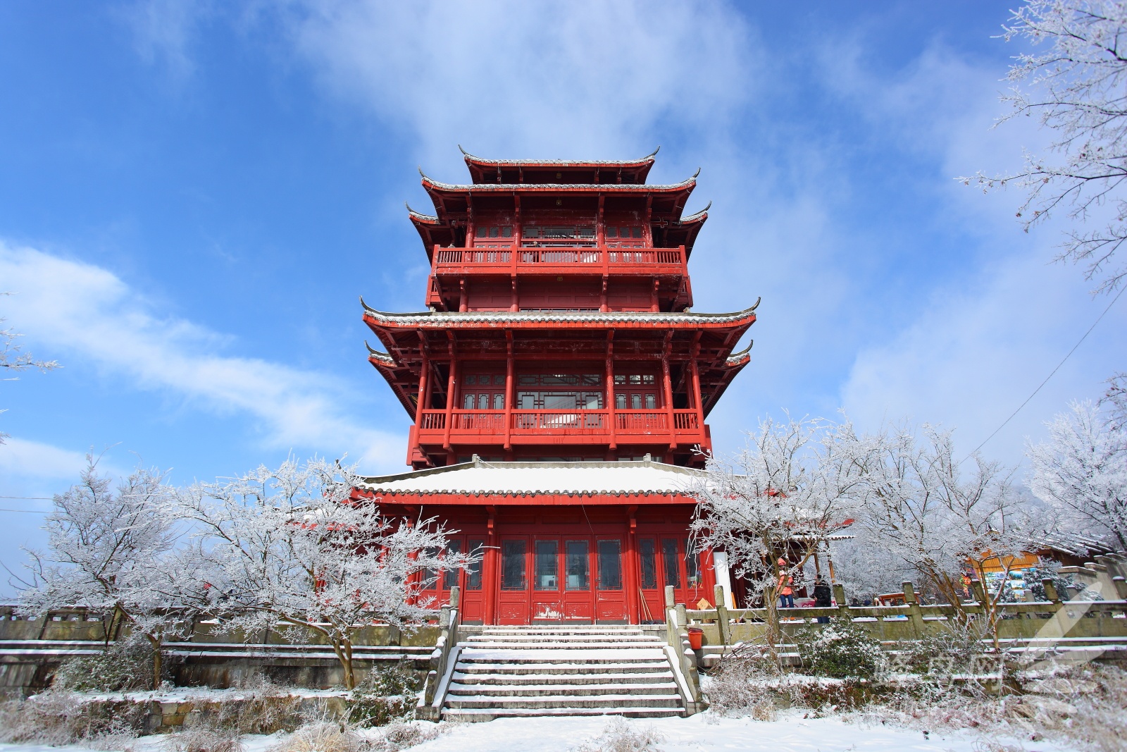 Tianzi Pavilion offers a panoramic view of Tianzi Mountain area