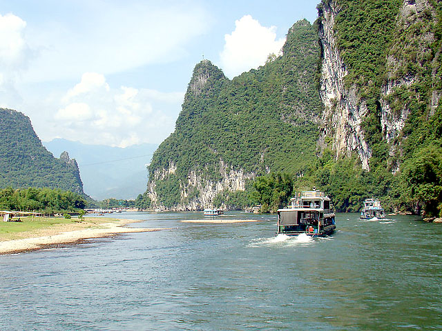 Li River cruise with attractive karst scenery