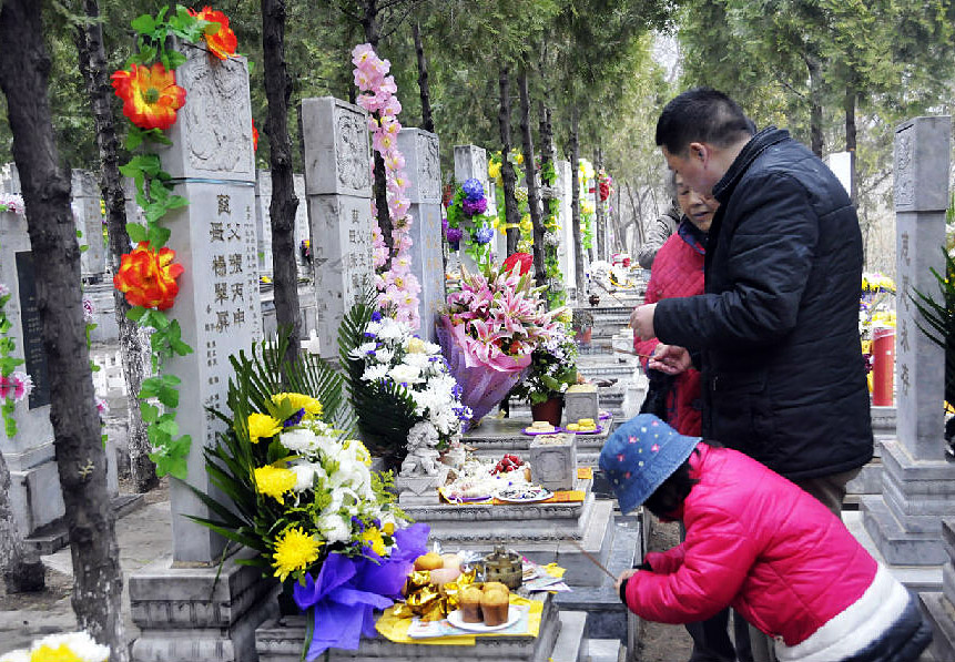 Tomb sweeping for Qingming Pure Brightness Festival Travel