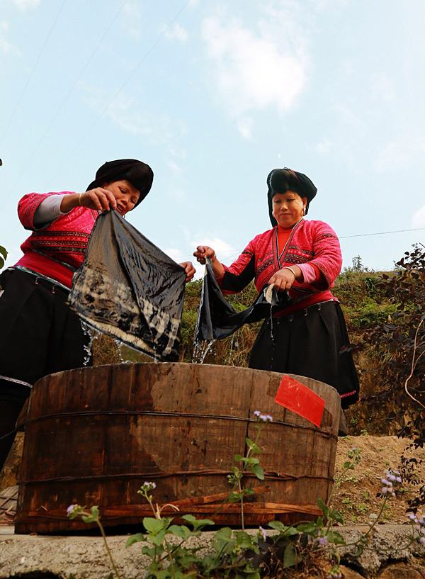 Yao women were dyeing cloth in a vat.