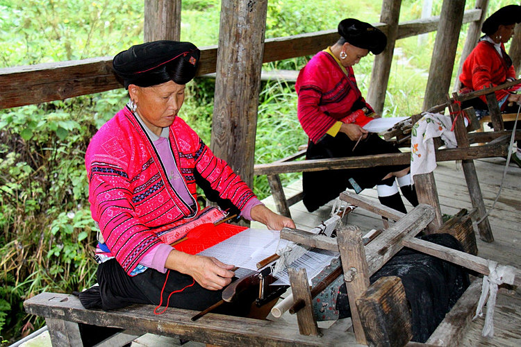 Yao women were weaving on the looms