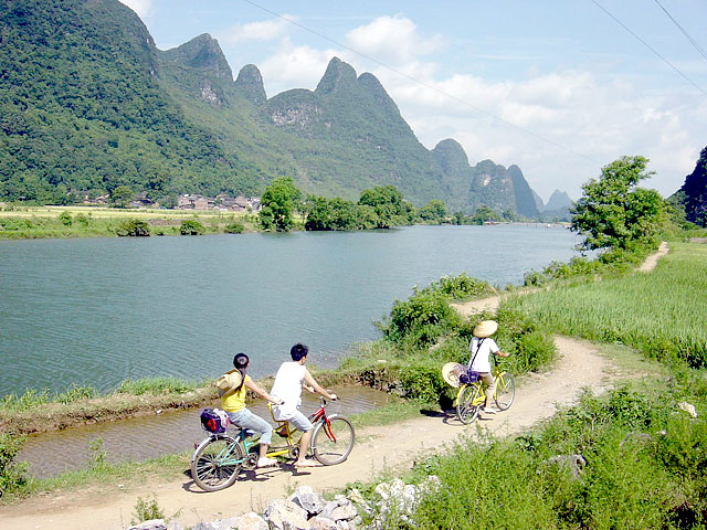 Cycle along the Yulong River,Yangshuo